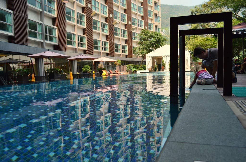 бассейн в отеле в Гонконге недалеко от аэропорта
