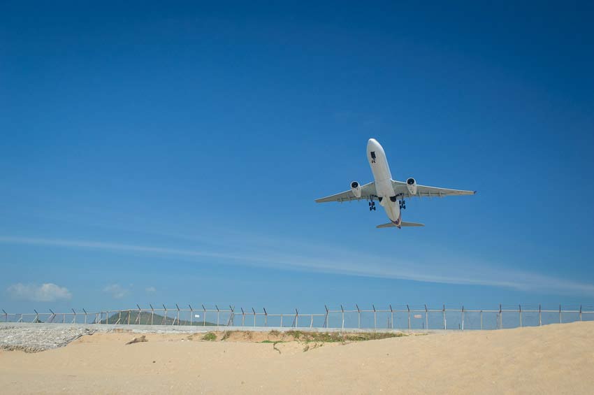 пляж Май Као возле аэропорта на Пхукете, фото