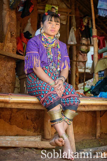 женщина из племени длинноухих в Чианграе, Таиланд